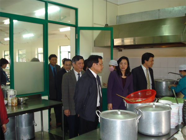 Trường Tiểu học Lý Thái Tổ có một hệ thống bếp, nhà ăn hiện đại, rộng và thoáng mát, đáp ứng đầy đủ về an toàn vệ sinh